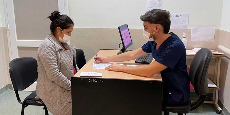 CUIDADOS EN EL EMBARAZO. Una de las tareas de Lucas como pre-residente del Hospital Materno es realizar los controles prenatales, y atender en el consultorio de mamás primerizas.
