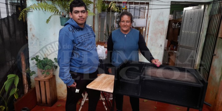 REGALO. Una vecina llamó a María Angélica y le donó una parrilla cuadrada, que le exigía la Municipalidad local.