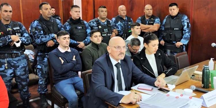 PRIMERA JORNADA. Los cuatro policías acusados, los oficiales Leonardo Daniel Ecilape, Manuel Monreal, Mariano Alejandro Ibáñez y el excapitán Rubén Alberto García.