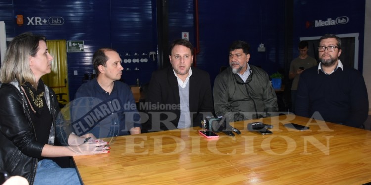 PROTAGONISTAS. El director del INCAA Nicolás Batlle (centro) destacó los avances en el sector audiovisual de la provincia.