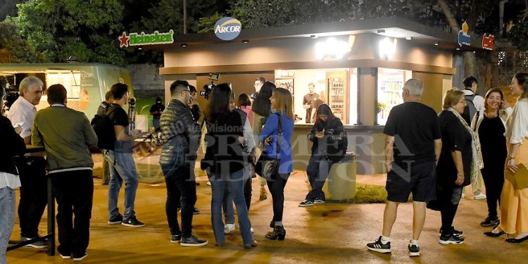 JORNADA INAUGURAL. Tras la apertura del local, numerosos clientes se acercaron a la barra para conocer la variedad de productos que ofrecerá este nuevo concepto de Market.