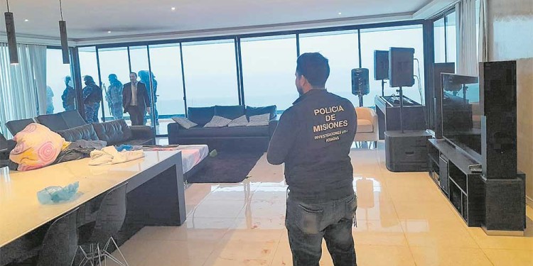 ALLANAMIENTO. La vivienda del acusado sobre el río Paraná fue revisada ayer por la mañana sin resultado positivo.