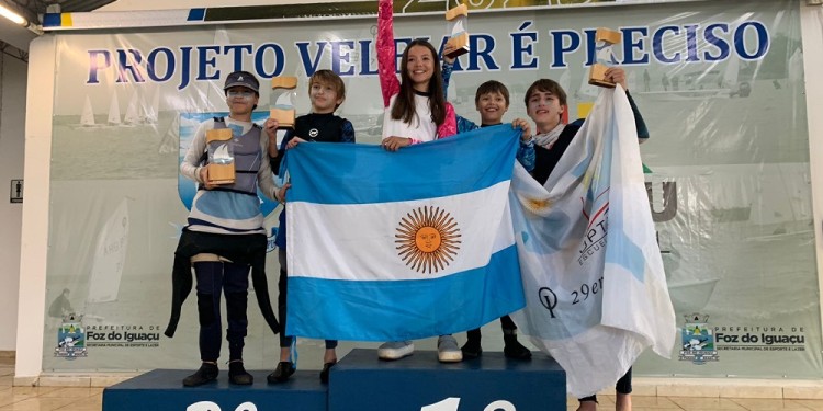 MISIONES Y CORRIENTES EN LO MAS ALTO. Juana Jendrika fue primera en la General de Optimist, segundo fue el correntino Felipe Pantanalli y tercero el posadeño Bautista Jendrika. Un escalón más abajo se ubico el también correntino Matías Domínguez y quinto fue el posadeño Lucas Fouce.