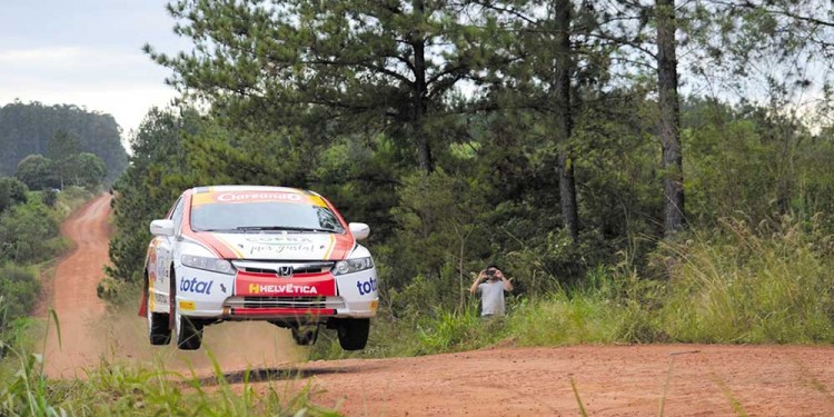 EN PLENO VUELO. Este fanático busca la mejor imagen, durante una prueba.