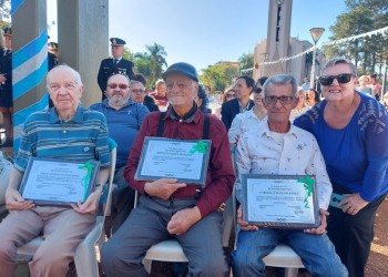 Oberá reconoció a vecinos en el acto por el 25 de Mayo