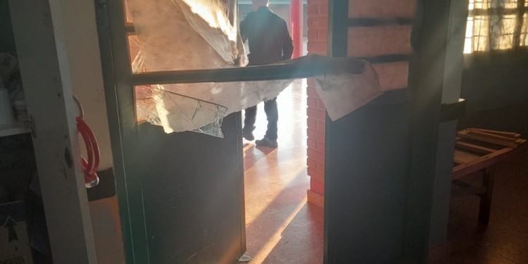 DESTROZOS. La puerta del salón fue destruida para ingresar.