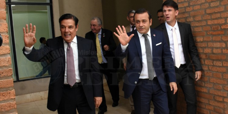 CON LA GENTE. Los principales dirigentes de la renovación salieron a saludar a los militantes y candidatos.