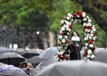 Santa Rita fue celebrada con una multitud de fieles que caminaron bajo la lluvia