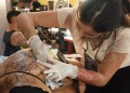 Mujeres “revolucionan” y plasman su arte en el universo del tatuaje