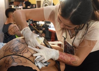 Mujeres “revolucionan” y plasman su arte en el universo del tatuaje