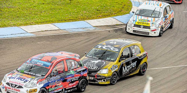 PRESIÓN. Iñaki Beitia “pegado” detrás del líder en una competencia.