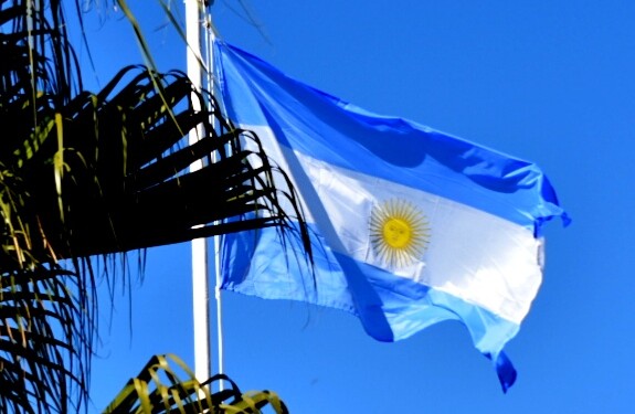 Después de 20 años se izó la bandera en el mástil de Villa Poujade