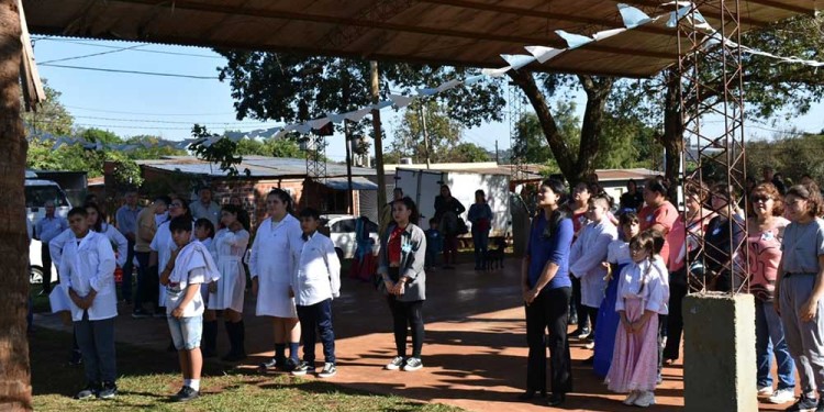 Después de 20 años se izó la bandera en el mástil de Villa Poujade