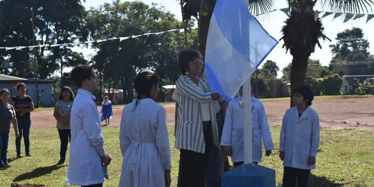 Después de 20 años se izó la bandera en el mástil de Villa Poujade