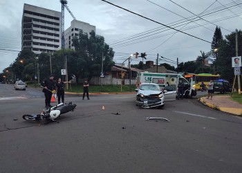 Choque frontal entre una moto y un auto dejó un herido en Posadas