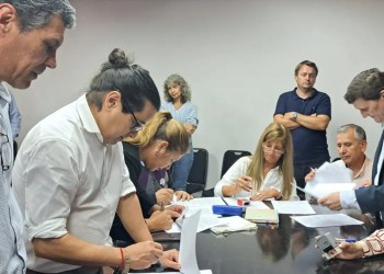 Gremios docentes firmaron un acuerdo para elevar básico y mínimo