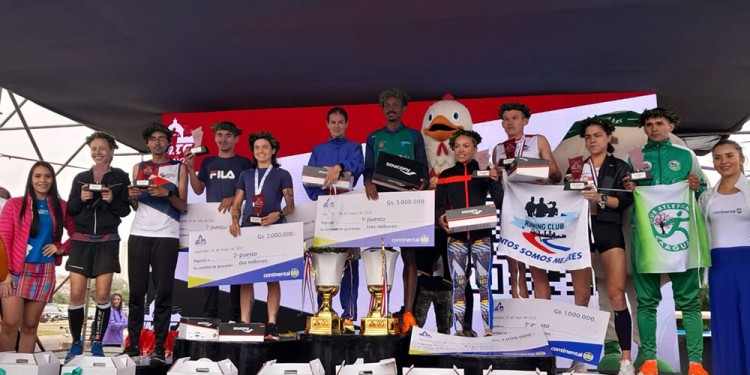 UNA GACELA. Agustín, cuarto desde la izquierda, en el podio del último domingo en Asunción. Un incansable.