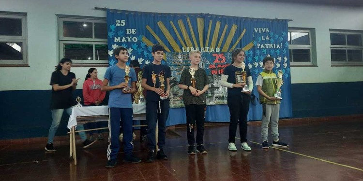 GANADORES. Los cinco primeros puestos de la Sub 12, con sus trofeos.