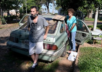 Conflicto familiar: su nuera los echó de la casa y residen hace una semana en un auto