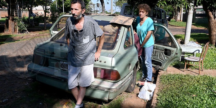 DENUNCIA. Alicia y Fabio radicaron la denuncia, por lo pronto viven en el auto que está apostado entre las calles 103 y Luchessi.