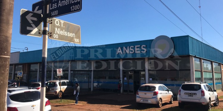 PROVISORIO. En un pequeño espacio, en forma provisoria, el PAMI atiende a sus afiliados.