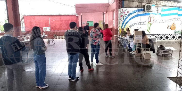 Las elecciones en Apóstoles comenzaron con una intensa lluvia