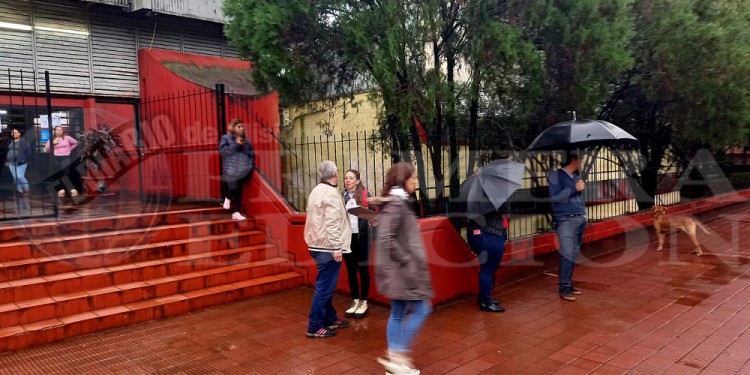Las elecciones en Apóstoles comenzaron con una intensa lluvia