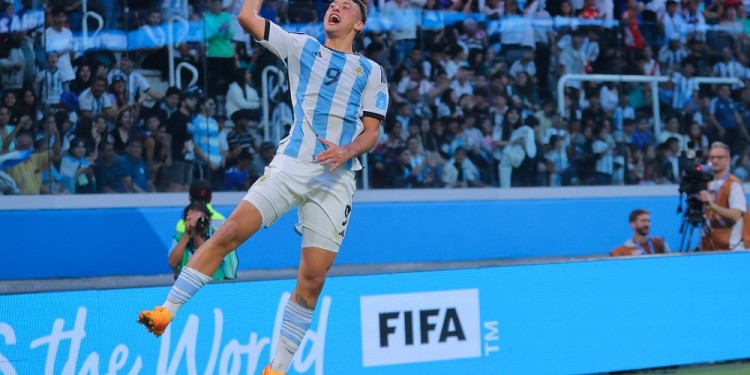 Veliz abrió la cuenta (su segunda conquista del torneo) y luego completaron Romero y Perrone (Foto: NA)