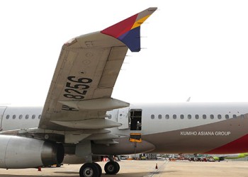 Pánico en un avión por un pasajero que abrió la puerta de emergencia en pleno vuelo