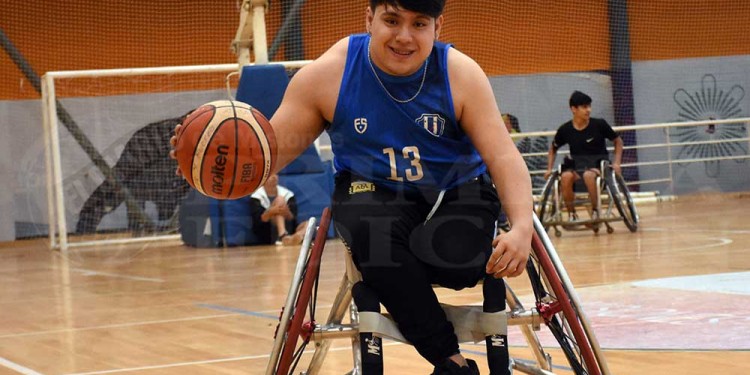 EN LA CANCHA. Lisandro, en la práctica de Luz y Fuerza, previo a viajar. “Admiro mucho a Facu Campazzo”, dijo.