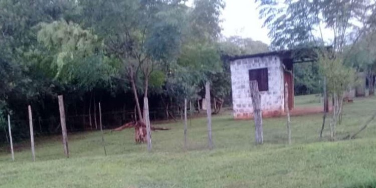 ALAMBRADO. Un perímetro de 50 metros de calle quedó dentro del terreno ahora resguardado por el suegro del candidato a concejal, quien podría llegar a ocupar su banca en diciembre una vez que se definan los resultados en Santa Ana.