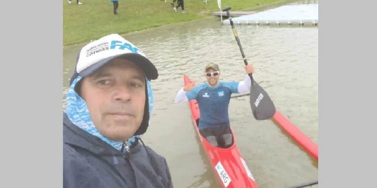 HAY EQUIPO. Ariel, junto a su entrenador Alejandro Druziuk, ayer en Hungría.