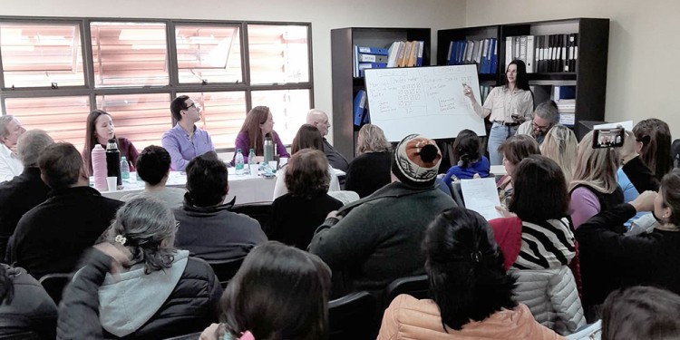 ASAMBLEA. La asamblea fue multitudinaria y muchos quedaron afuera.