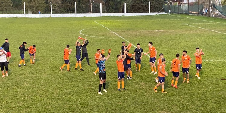 SOBRE EL FINAL. Central Iguazú empataba con Brown, pero a cinco minutos del final, el Naranja marcó el 3-2. (Gentileza E. Leones)