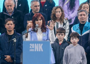 Acto de CFK cerró sin anuncios pero con duras críticas y una “mano” a Alberto