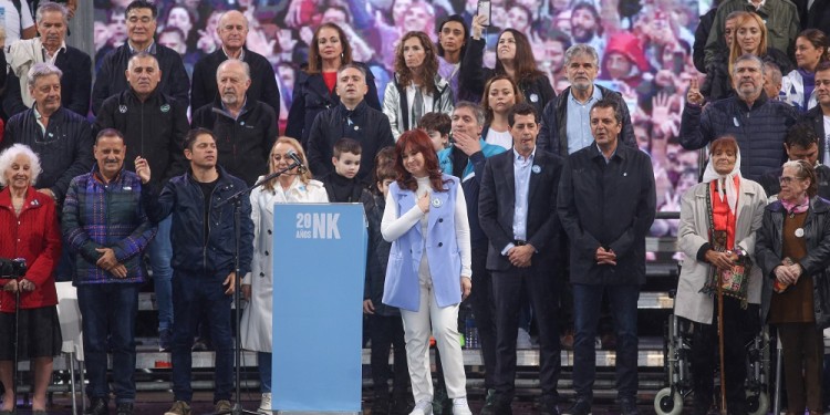 Acto de CFK cerró sin anuncios pero con duras críticas y una “mano” a Alberto