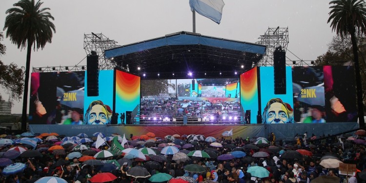 Acto de CFK cerró sin anuncios pero con duras críticas y una “mano” a Alberto