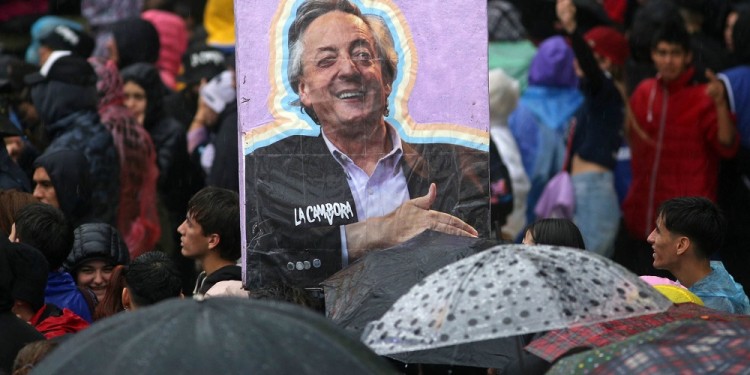Acto de CFK cerró sin anuncios pero con duras críticas y una “mano” a Alberto