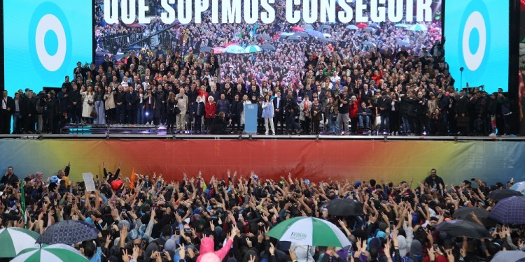 Acto de CFK cerró sin anuncios pero con duras críticas y una “mano” a Alberto
