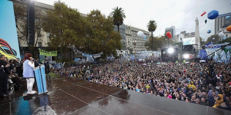 Acto de CFK cerró sin anuncios pero con duras críticas y una “mano” a Alberto