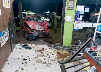 Perdió el control del auto y se incrustó en un negocio