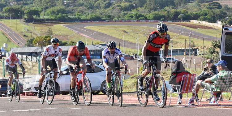 ESFUERZO. Las pendientes del autódromo capitalino no fueron obstáculo para los ciclistas de todo el país.