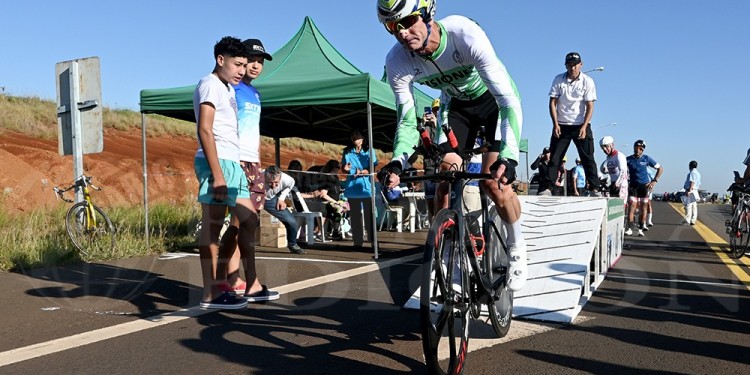 NO PUDO. La partida de Oscar Mingo en la prueba contrarreloj. El representante local terminó en el séptimo lugar.