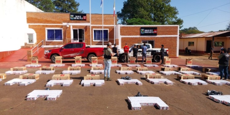 CUSTODIA. La 4x4, más de 15 mil paquetes de “puchos” y los detenidos.