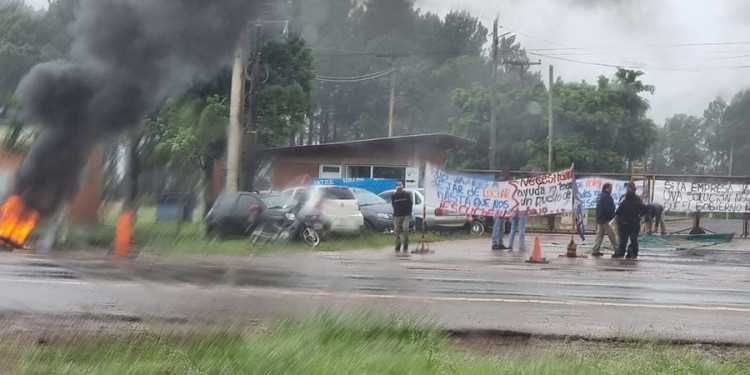 MANIFESTACIÓN. Los trabajadores frente a la citrícola ayer.