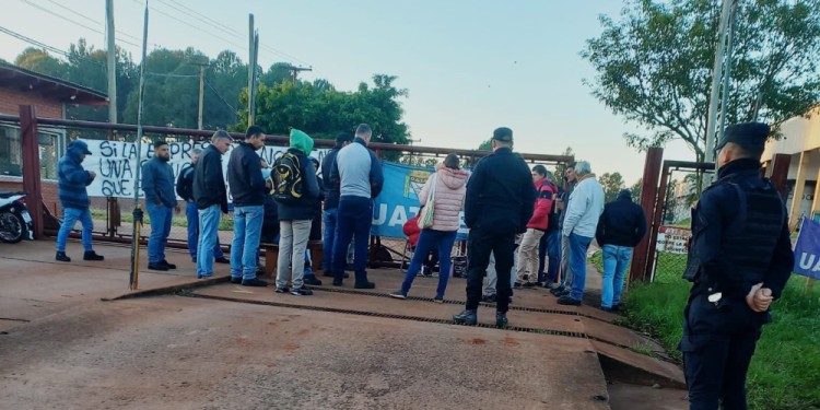 DOS MESES SIN COBRAR. Los trabajadores cortan el acceso a la empresa en reclamo de soluciones. (Foto gentileza Elva Carballo).