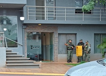 Allanaron una clínica de Cerro Azul por una denuncia de supresión de identidad