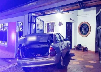 Detuvieron a conductora alcoholizada tras chocar contra una casa en Posadas