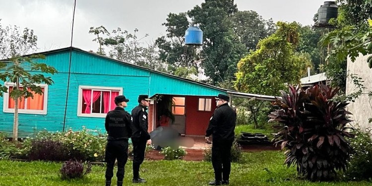 LUGAR. La policía en la escena del hecho después del llamado al 911 por parte de vecinos de la víctima.