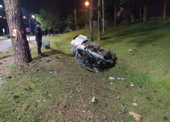 Adolescente chocó contra un muro y volcó